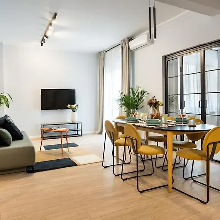 Sunny 4br Flat - Location - Charming Balcony Апартаменти *