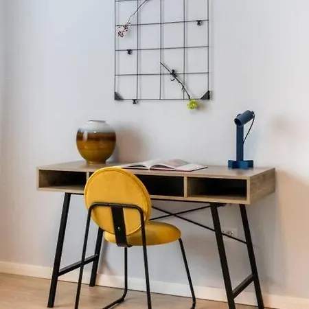 Sunny 4br Flat - Location - Charming Balcony Апартаменти *