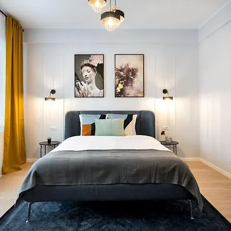 Апартаменти Sunny 4br Flat - Location - Charming Balcony Бухарест