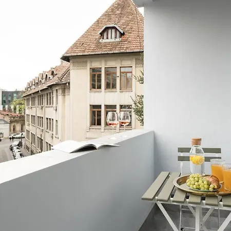 Апартаменти Sunny 4br Flat - Location - Charming Balcony Бухарест
