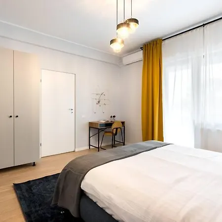 Sunny 4br Flat - Location - Charming Balcony
