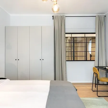 Sunny 4br Flat - Location - Charming Balcony Апартаменти *