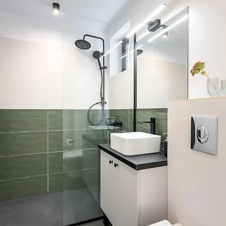 Sunny 4br Flat - Location - Charming Balcony Апартаменти