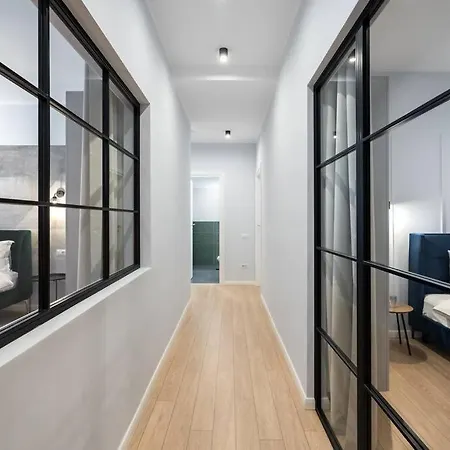 Апартаменти Sunny 4br Flat - Location - Charming Balcony *