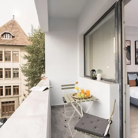 Апартаменти Sunny 4br Flat - Location - Charming Balcony Бухарест