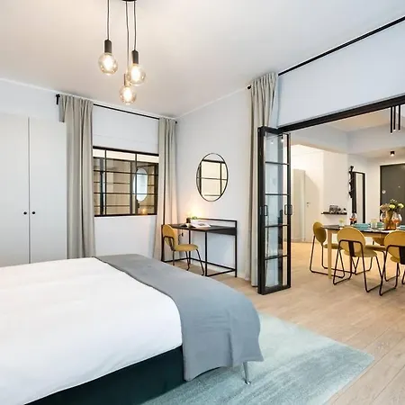 Апартаменти Sunny 4br Flat - Location - Charming Balcony *
