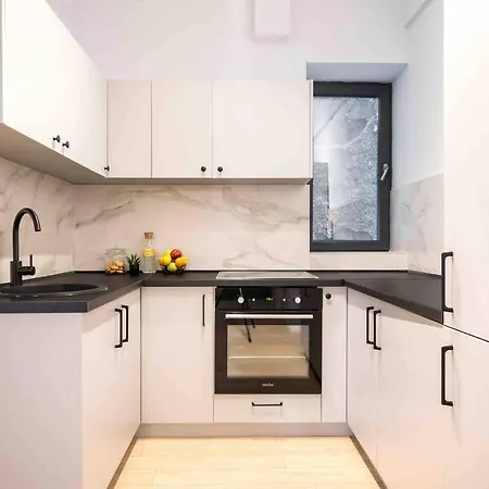Sunny 4br Flat - Location - Charming Balcony Апартаменти Бухарест