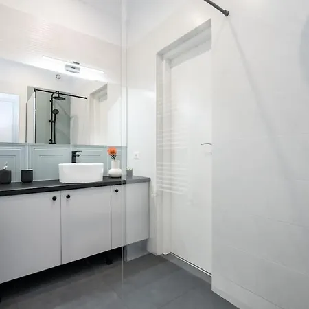 Sunny 4br Flat - Location - Charming Balcony Апартаменти