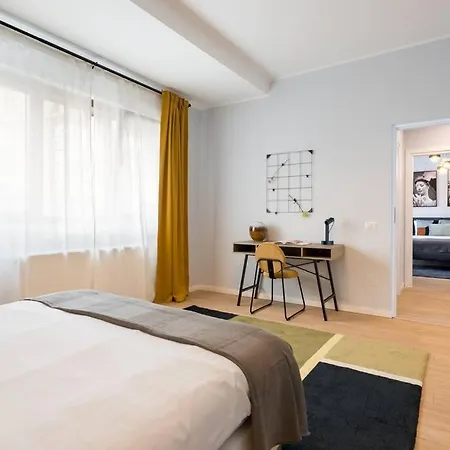 Sunny 4br Flat - Location - Charming Balcony Апартаменти *