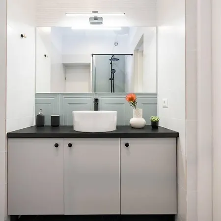 Sunny 4br Flat - Location - Charming Balcony Апартаменти *