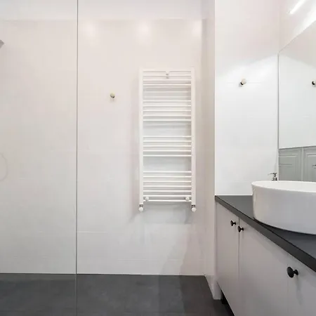 Sunny 4br Flat - Location - Charming Balcony Apartment Bucharest