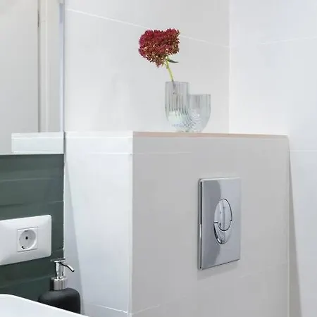 Sunny 4br Flat - Location - Charming Balcony Apartment