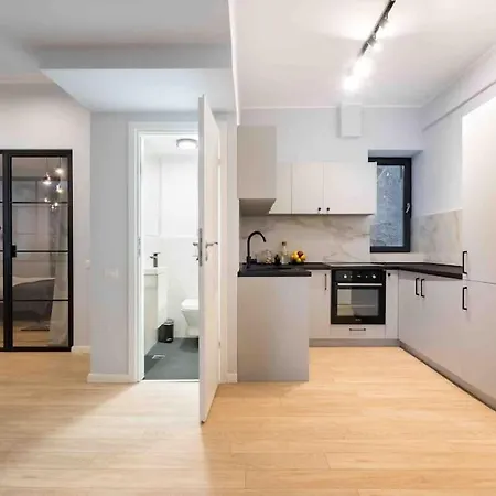 Sunny 4br Flat - Location - Charming Balcony