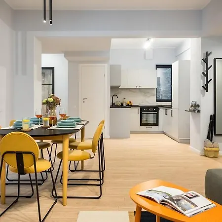 Sunny 4br Flat - Location - Charming Balcony Apartment *